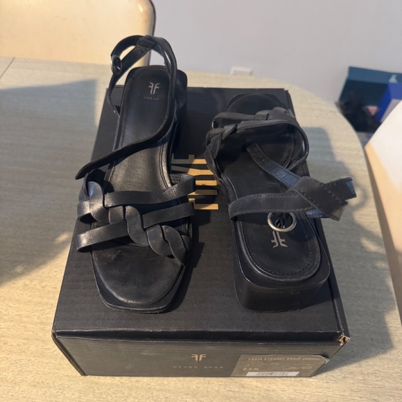 Frye Lucia scrappy braided  sandal 8.5 M in black - Picture 3 of 4